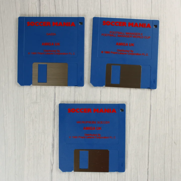 Három kék floppy lemez a Soccer Mania Amiga játékhoz
