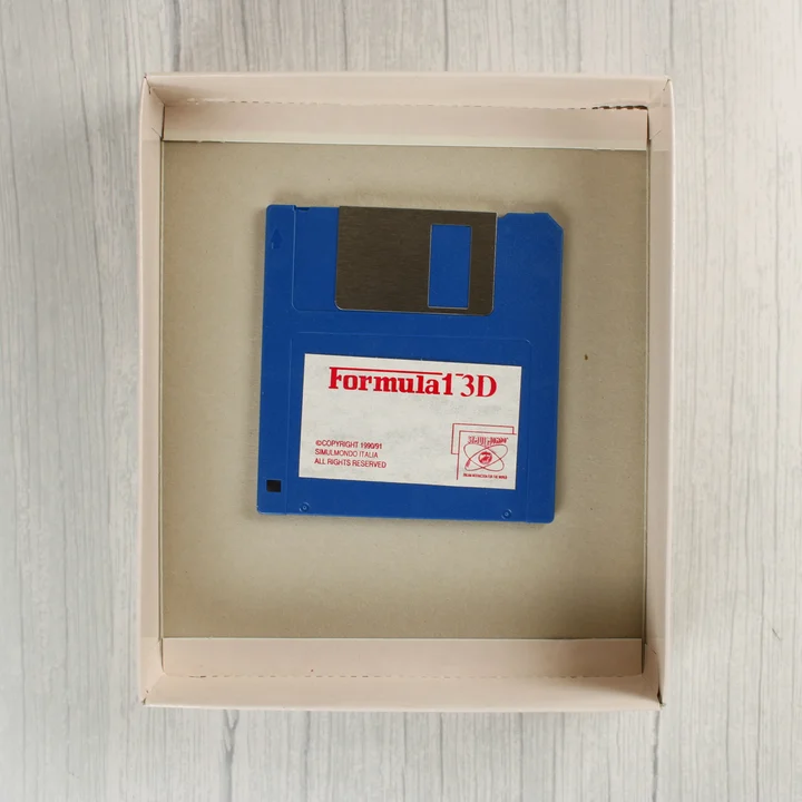 Kék floppy lemez a Formula 1 3D játékhoz