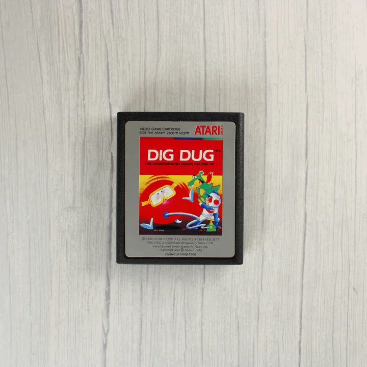 Dig Dug Atari 2600 videójáték cartridge ezüst címkével