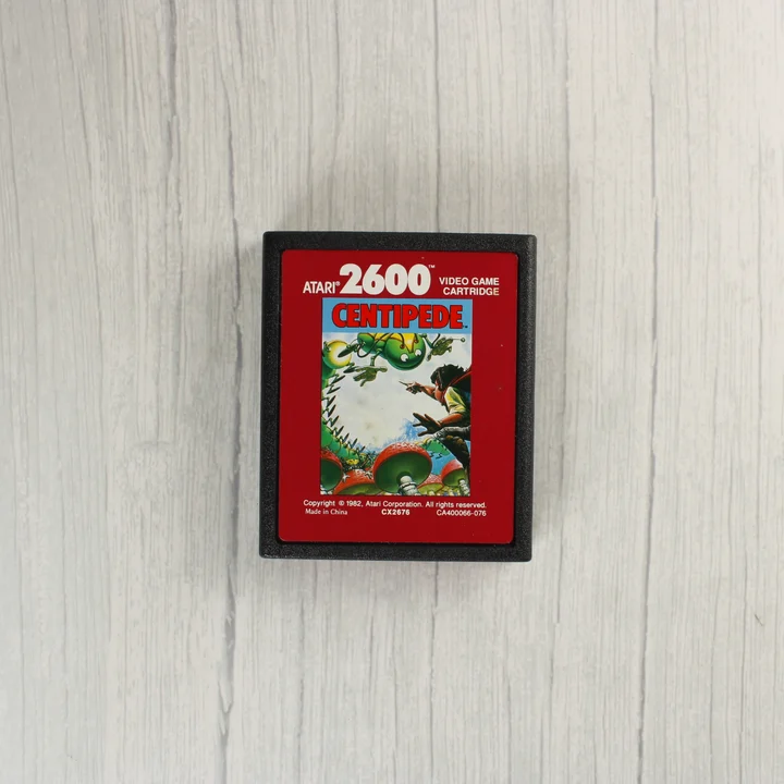 A Centipede videójáték fekete cartridge-e piros címkével
