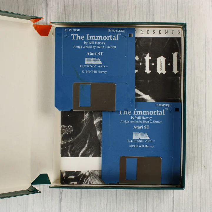 Két kék 3,5 colos floppy lemez a The Immortal játékhoz