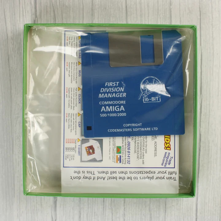 A doboz tartalma: kék floppy lemez és reklámanyag