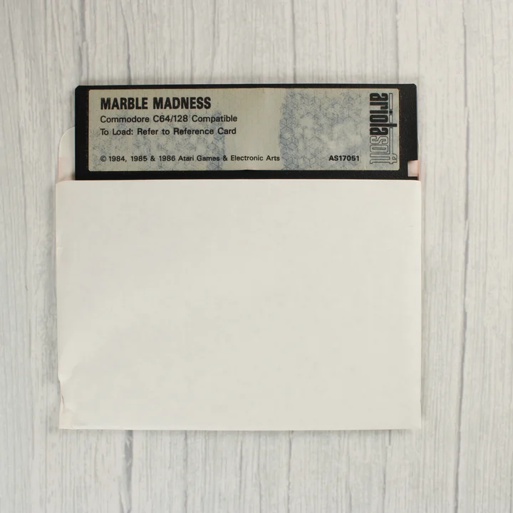 5,25 colos floppy lemez papírtokban a Marble Madness játékhoz