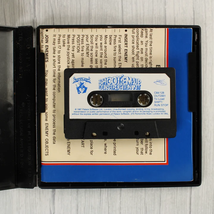 A nyitott tok a kazettával és a használati útmutatóval