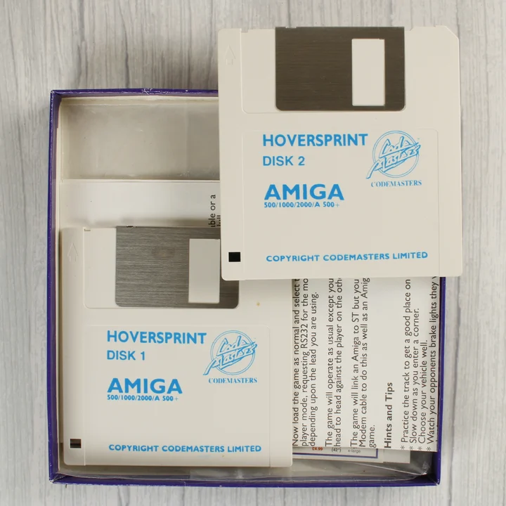 A Hoversprint játék két floppy lemeze és a doboz tartalma