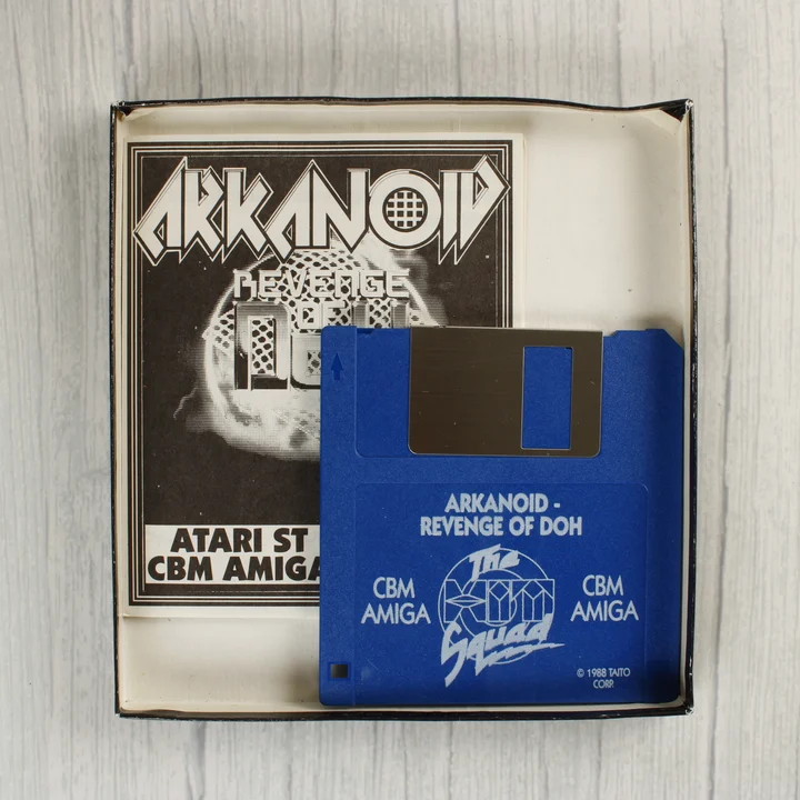 A kék floppy lemez és a kézikönyv a nyitott dobozban