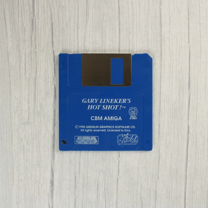 Gary Lineker's Hot-Shot! Amiga floppy Kék színű 3,5 colos floppy lemez Gary Lineker's Hot-Shot! felirattal