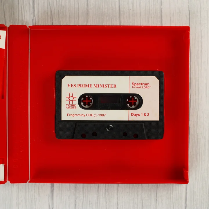 Nyitott piros tok a fekete Yes Prime Minister magnókazettával