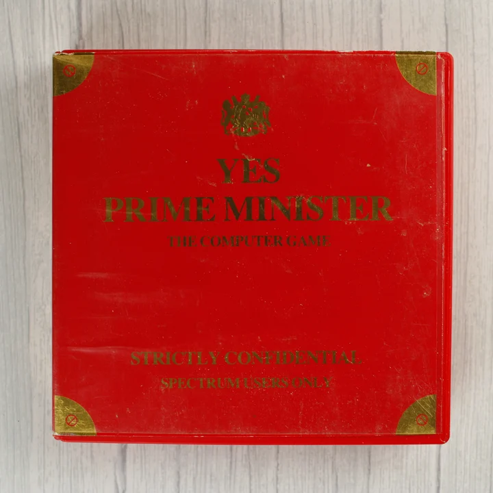 Yes Prime Minister videójáték piros tokjának előlapja arany felirattal