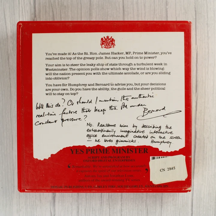 Yes Prime Minister videójáték tokjának hátoldala leírással és jegyzetekkel