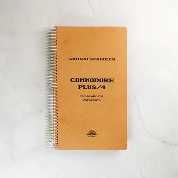 A Commodore Plus/4 Programozói zsebkönyv barna borítója spirálkötéssel.