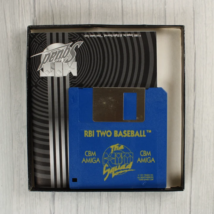 R.B.I. Two Baseball kék floppy lemez és kézikönyv a dobozban