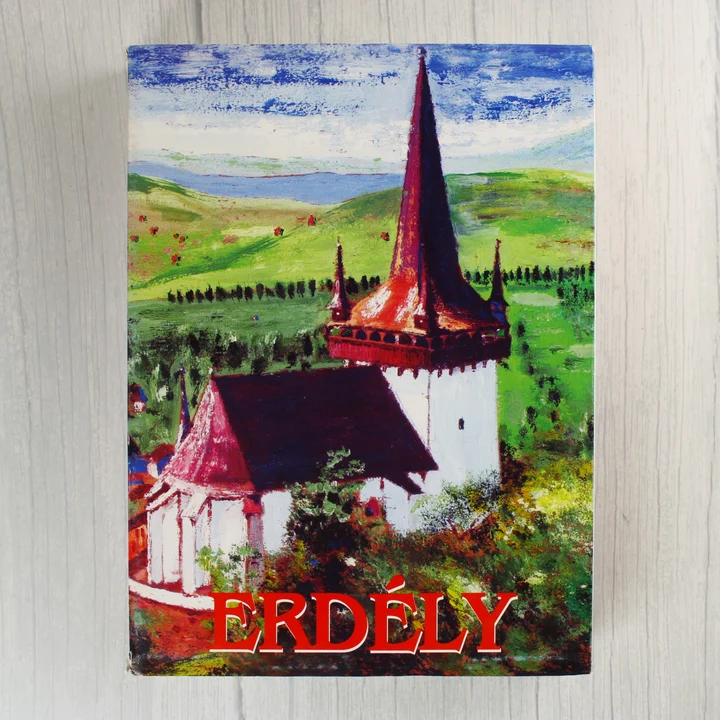 Az Erdély szoftver díszdobozának előlapja egy templomot ábrázoló festménnyel