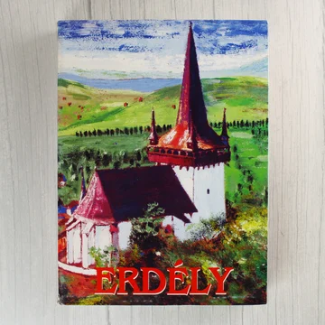Az Erdély szoftver díszdobozának előlapja egy templomot ábrázoló festménnyel