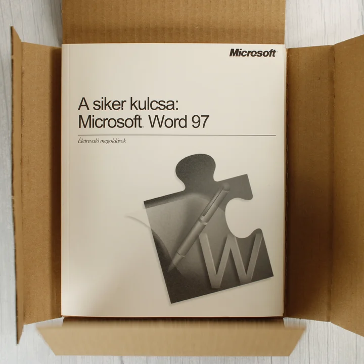 A Microsoft Word 97 felhasználói kézikönyve a nyitott dobozban