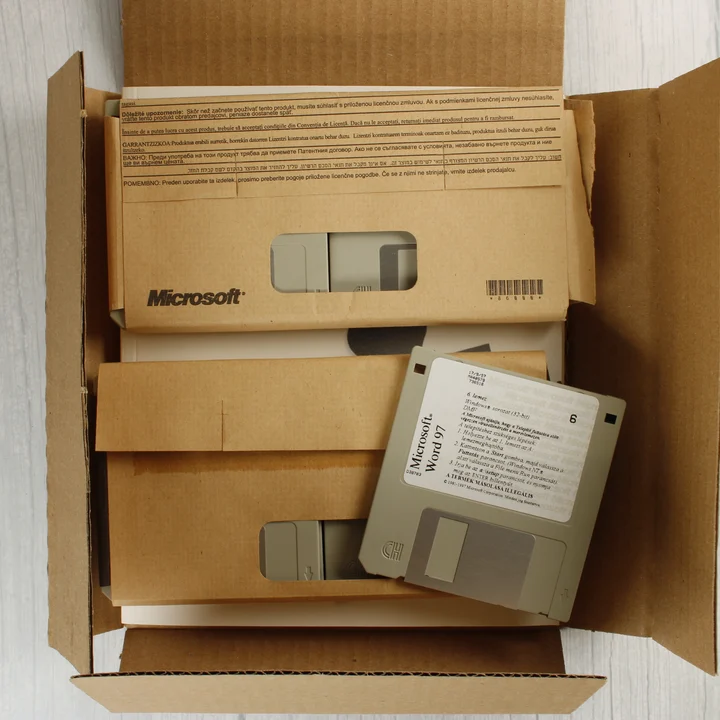 3,5 colos floppy lemezek és karton tokok a Microsoft Word 97 csomagban