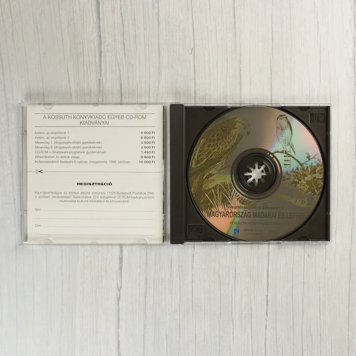 Nyitott CD-tok a lemezzel és a regisztrációs lappal