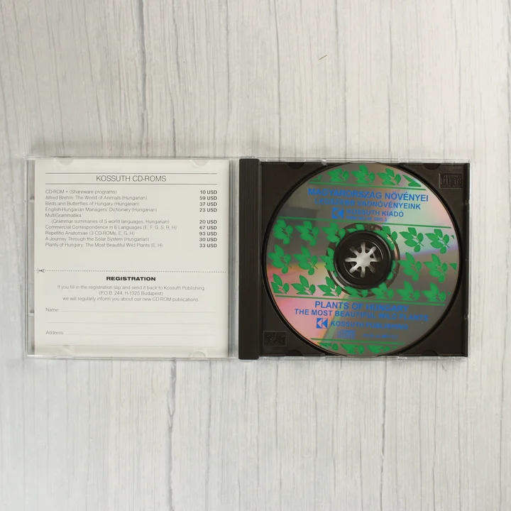 Nyitott CD-tok a Magyarország növényei lemezzel és füzettel