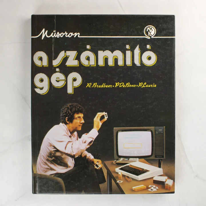 A Műsoron a számítógép című könyv fekete borítója