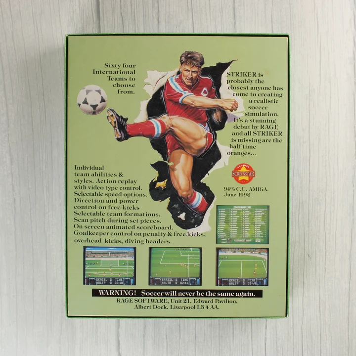 A Striker videójáték dobozának hátoldala leírással és képernyőmentésekkel