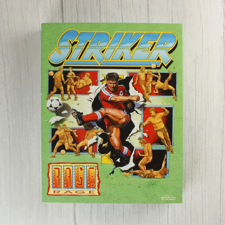 A Striker videójáték színes előlapi dobozképe focistával