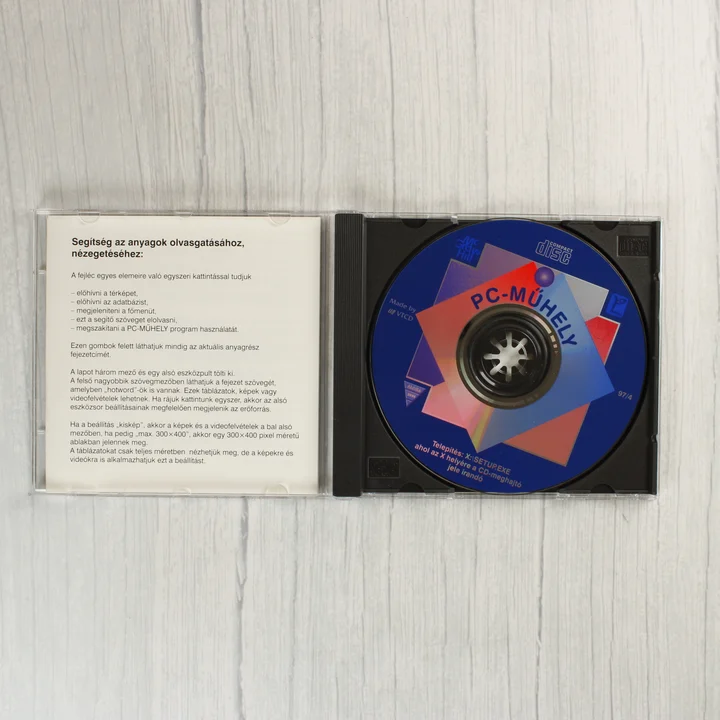 Computer Kalauz 2. PC-Műhely CD Nyitott CD-tok a lemezzel és a használati útmutatóval.