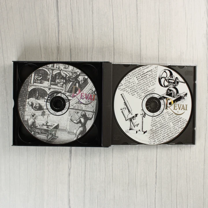 Nyitott CD-tok két illusztrált CD-ROM lemezzel.