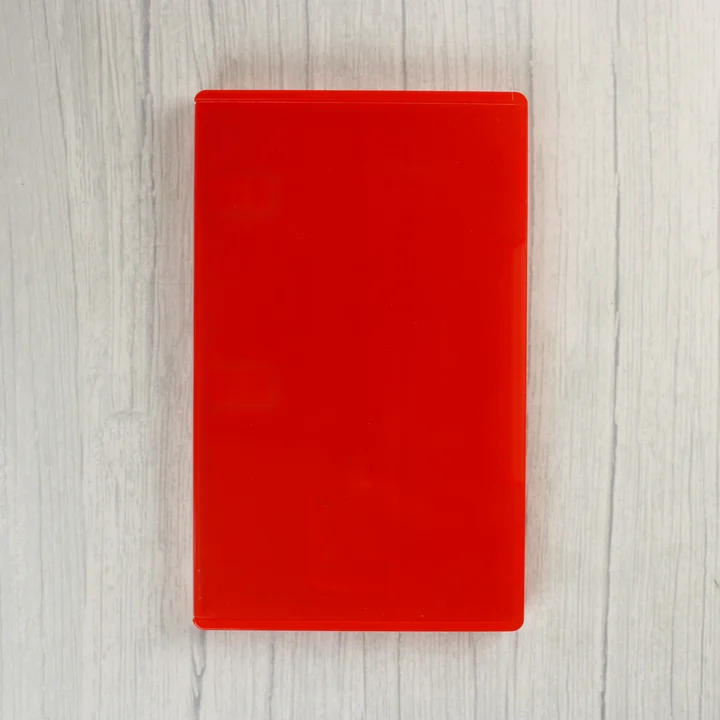 Nintendo Switch piros tok zárt állapotban Zárt, áttetsző piros Nintendo Switch videójáték tok felülnézetből