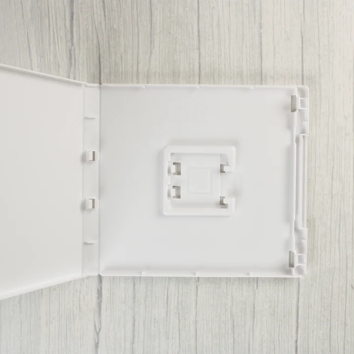 Nyitott fehér Nintendo 3DS videójáték-tok belső nézete