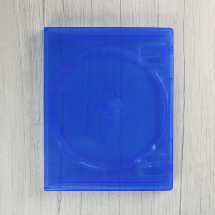 Zárt, áttetsző kék PlayStation 5 videójáték tok felülnézetből.