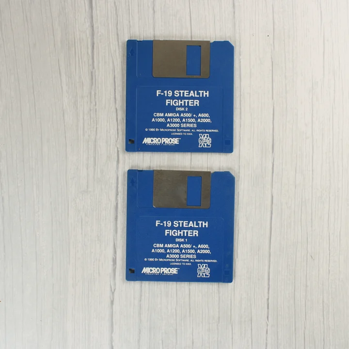 F-19 Stealth Fighter floppy lemezek Két kék színű 3,5 colos floppy lemez az F-19 Stealth Fighter játékhoz.