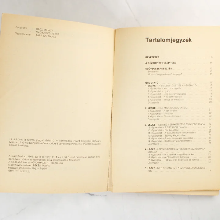 A Commodore Plus/4 kézikönyv belső oldala a tartalomjegyzékkel