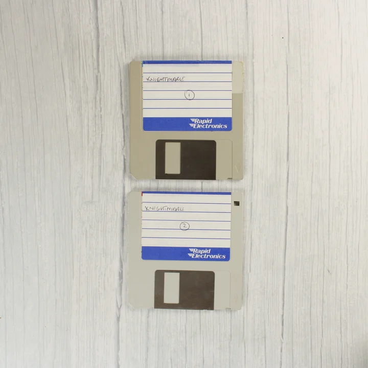 Két darab 3,5 colos floppy lemez kézzel írt felirattal