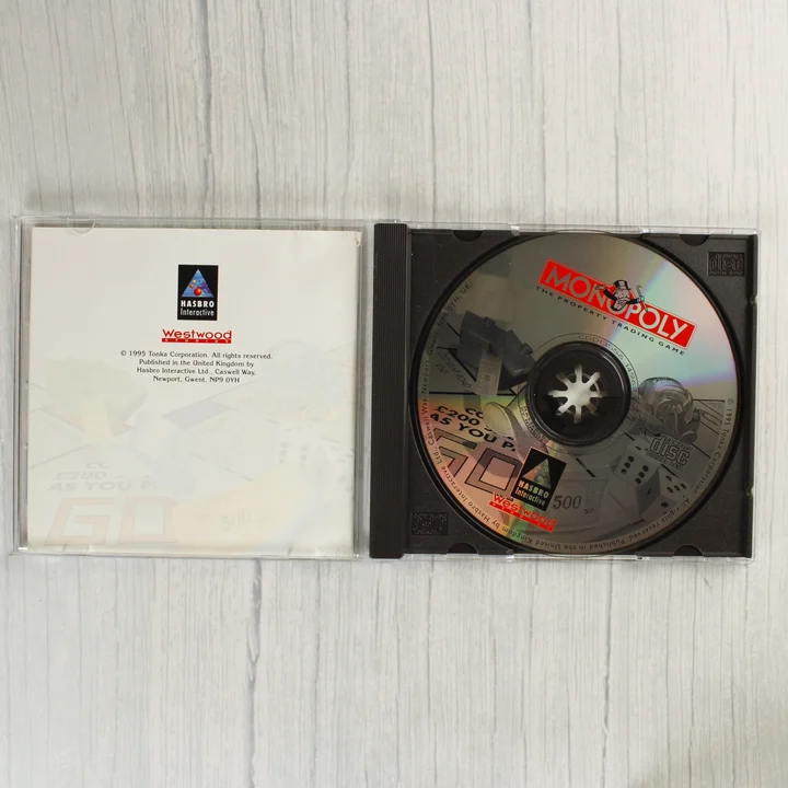 Nyitott CD-tok a Monopoly játéklemezzel és a füzettel