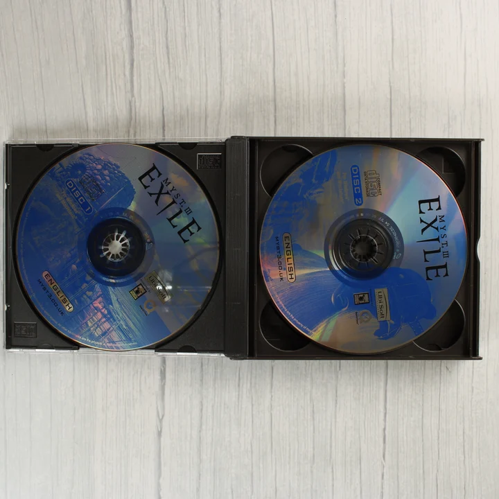 Nyitott CD-tok az első két Myst III: Exile lemezzel