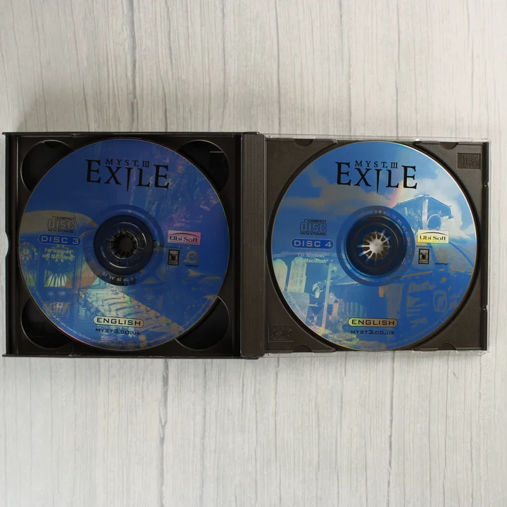 Nyitott CD-tok a harmadik és negyedik Myst III: Exile lemezzel