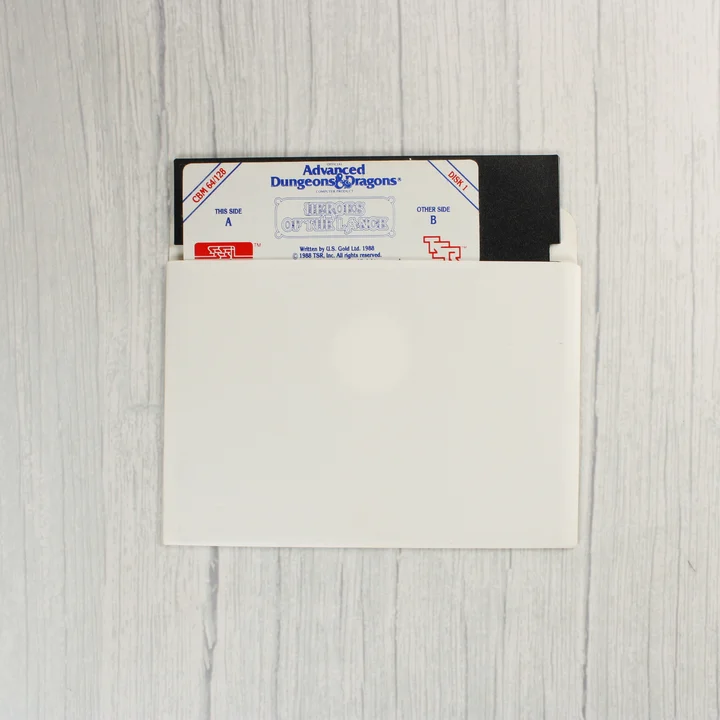 5,25 colos floppy lemez fehér papírtokban a Heroes of the Lance játékhoz.
