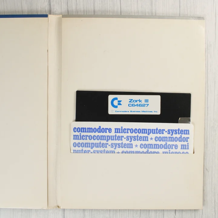 A kihajtott tok belseje az 5,25 colos floppy lemezzel