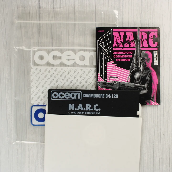 A N.A.R.C. játék tartalma: floppy lemez, kézikönyv és műanyag tasak.