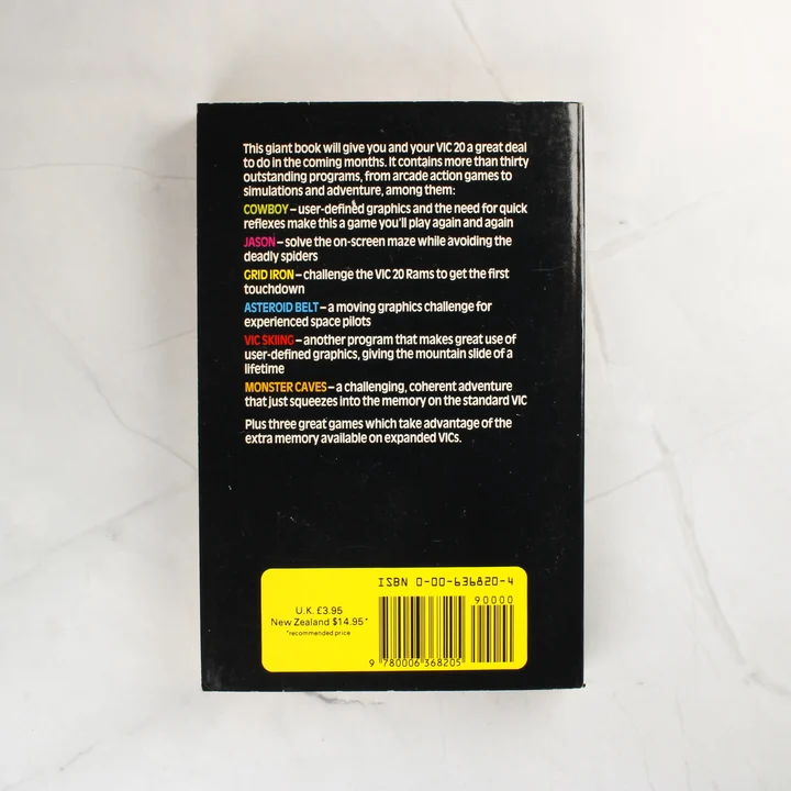 A Giant Book of Games for Your VIC 20 könyv hátoldala a tartalomleírással és vonalkóddal