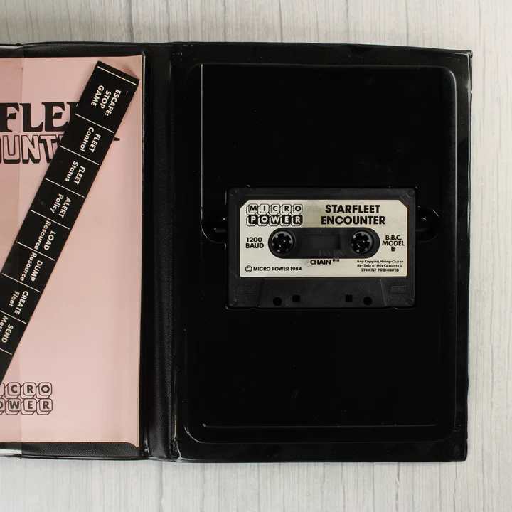 Starfleet Encounter belső tartalom A nyitott tok belseje a magnókazettával és a kézikönyvvel.