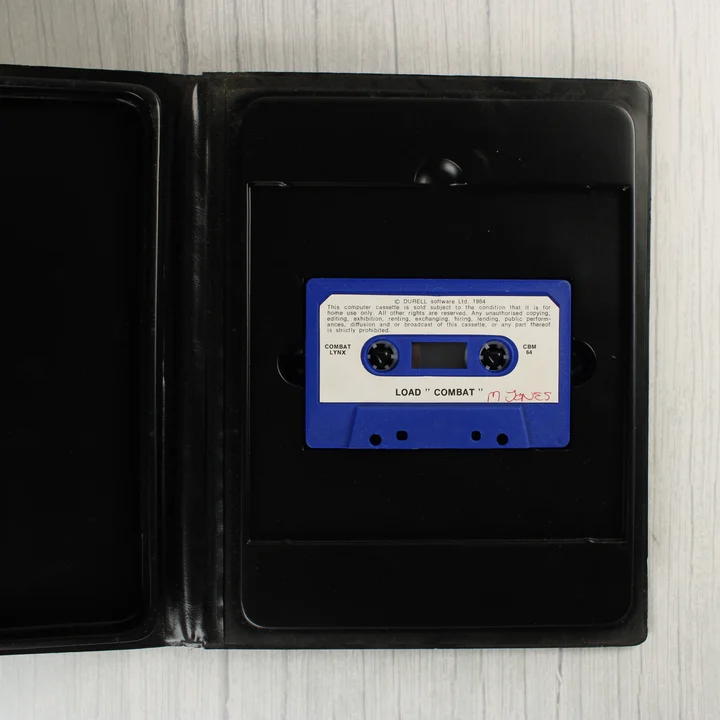 Kék Combat Lynx magnókazetta a tokban