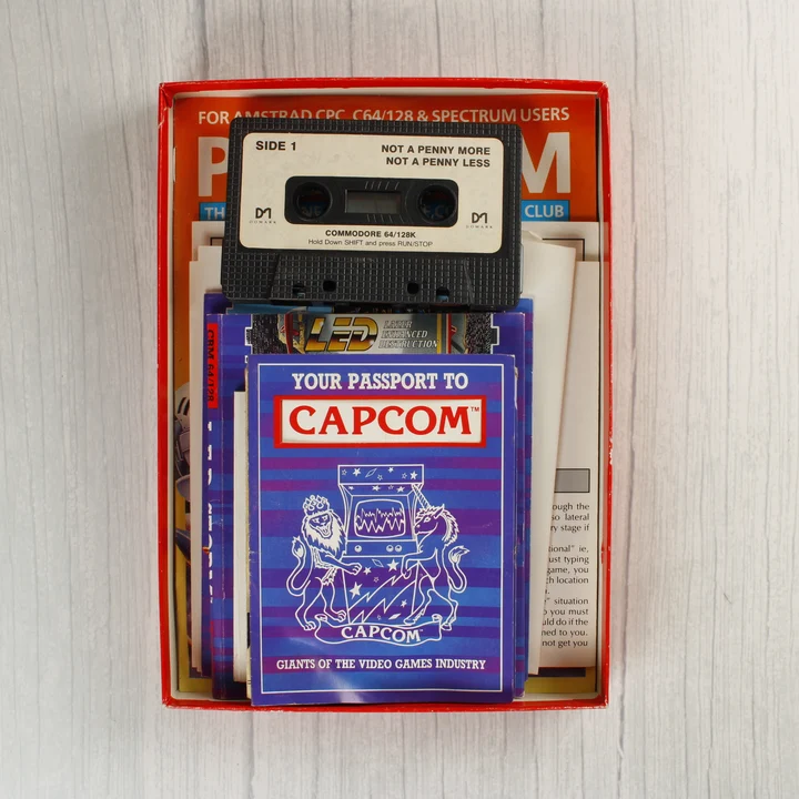 A nyitott doboz tartalma: magnókazetta és Capcom információs füzet.