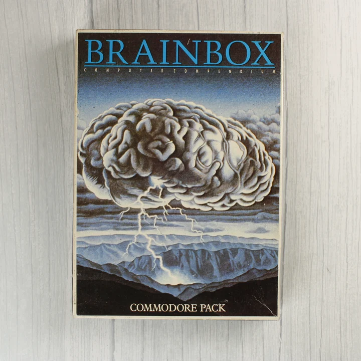 A Brainbox Computer Compendium Commodore Pack dobozának eleje egy agyfelhővel és villámokkal.