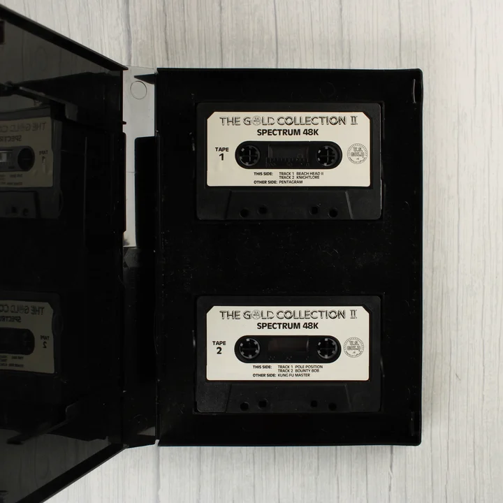 Két fekete magnókazetta a nyitott műanyag tokban