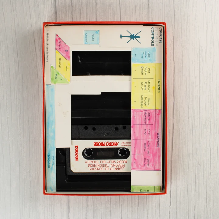 Gunship videójáték kazetta és billentyűzet-sablon a dobozban