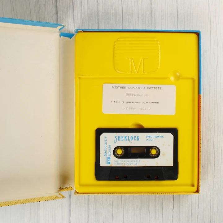 Nyitott Sherlock videójáték doboz a kazettával