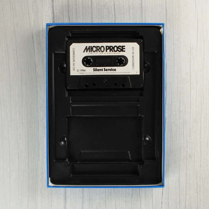 Silent Service C64 kazetta Silent Service magnókazetta a belső tálcában
