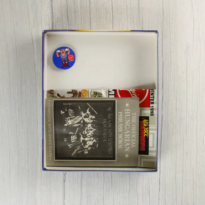 A doboz tartalma: füzet, jelvény és reklámanyagok