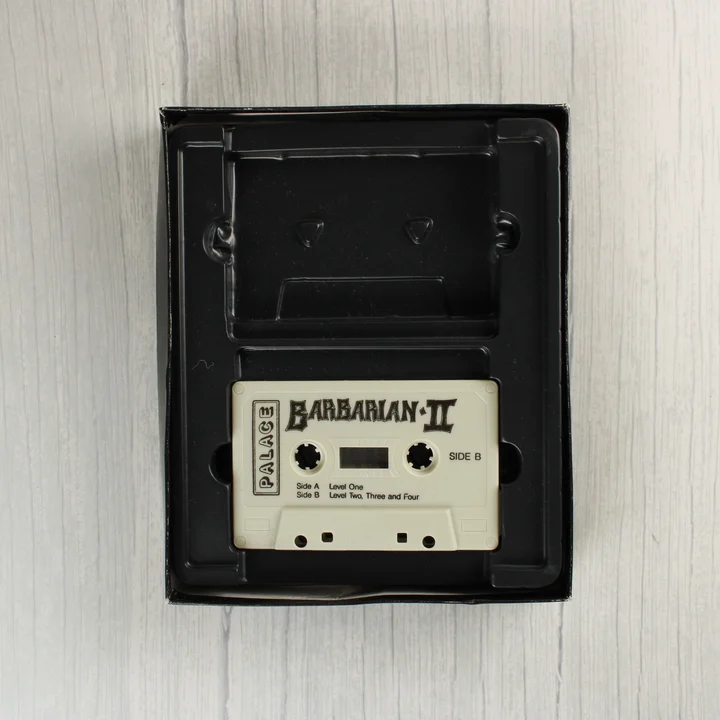 Barbarian II: The Dungeon of Drax magnókazetta a belső tálcában